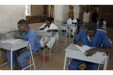Inscrits à l’école, des prisonniers de Khartoum au Soudan passent un examen. Parallèlement, ce test du niveau d’une classe primaire se tient dans tout le pays.