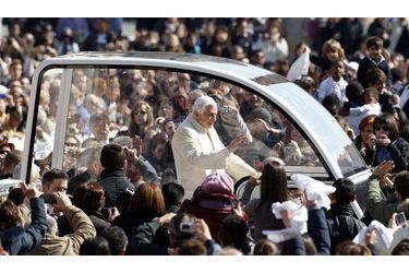 Le pape Benoît XVI arrive sur la place Saint-Pierre de Rome pour son audience hebdomadaire.