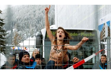 Une femme membre du FEMEN, un collectif féministe ukrainien, proteste non loin du lieu où se tient le forum économique de Davos, en Suisse.