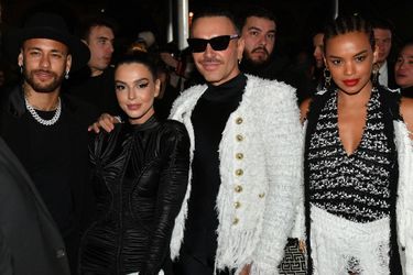 Neymar, Giovanna Lancelloti, Matheus Mazzafera et Lucy Ramos au défilé de Balmain lors de la Fashion Week à Paris, le 2 mars 2022.