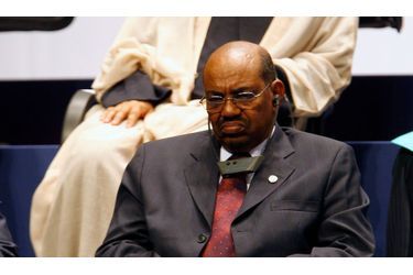 Près de huit mois après que le procureur de la Cour pénale internationale, Luis Moreno-Ocampo, a demandé à des juges d&#039;émettre un mandat d&#039;arrêt contre le président soudanais, la décision de la Cour pénale internationale (CPI) est tombée cet après-midi : Omar el-Béchir est devenu le premier président en fonction dont l’arrestation est exigée par le tribunal de La Haye. Omar el-Béchir est soupçonné de crimes de guerre et crimes contre l’humanité pour son implication dans le conflit au Darfour. En revanche, le grief de génocide a été abandonné par la CPI. Avant même que la décision ne tombe, le président soudanais avait à plusieurs reprises prévenu qu’il ne se plierait pas à ce mandat d’arrêt.