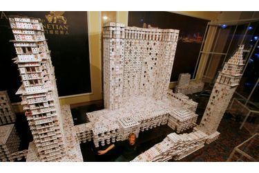 Bryan Berg a construit une réplique du Venetian Macao ainsi que les constructions adjacentes, avec des cartes à jouer. Berg a battu son propre record en bâtissant le plus grand château de cartes autoportant du monde. Il lui a fallu 218.792 cartes et 44 jours pour construire le projet, qui mesure 10,5 mètres.