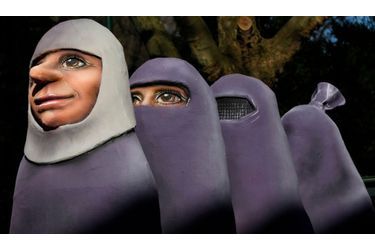  Des figures en papier mâché en forme de femmes portant une burka ont défilé lors de la parade du Lundi de la Rode, à Düsseldorf en Allemagne. C’est le carnaval le plus important de la saison outre-Rhin.