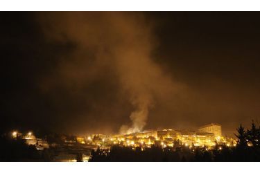 Les flammes ont réveillé dans la nuit de lundi à mardi les clients de l&#039;hôtel et de la résidence du Golf à Courchevel, en Savoie. L&#039;incendie a légèrement blessé deux personnes, tandis qu&#039;environ 400 autres étaient évacuées. Plus de peur que de mal.