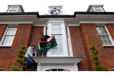  Des Libyens militent pour le départ du pouvoir du colonel Kadhafi en squattant la maison du fils du guide libyen dans un quartier chic de Londres.