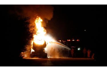 Un camion-citerne brûle à Ciudad Juarez, au Mexique. La ville est l&#039;une des plus violentes du Mexique, en proie depuis des années à une interminable guerre des gangs.