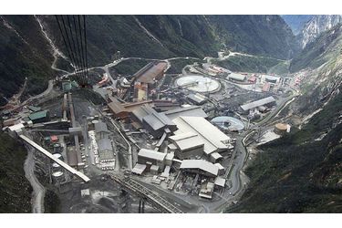 Une mine géante de l&#039;entreprise américaine Freeport-McMoran Cooper &amp; Gold Inc. en Indonésie. Le pays vient de changer la législation pour les étrangers possédant des exploitations minières dans le pays.