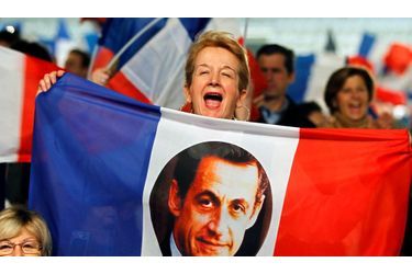Une militante, brandissant un drapeau avec le portrait de Nicolas Sarkozy lors de son grand meeting dimanche à Villepinte, en Seine-Saint-Denis.
