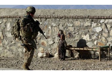 Des enfants regardent une femme soldat américaine en patrouille dans la province de Nangarhar, à l’Est de l&#039;Afghanistan.