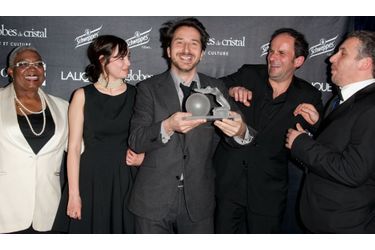<br />
Edouard Baer célèbre son Globe de Cristal de la Meilleure pièce de théâtre avec ses acteurs, Firmine Richard, Diane Bonnot, Lionel Abelanski et Atmen Kelif.