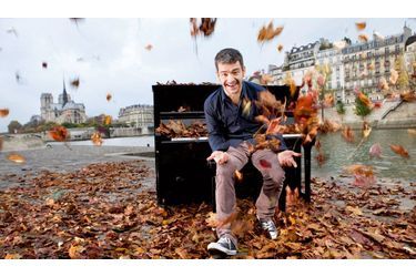 <br />
Paris, rive gauche, sur le quai de la Tournelle, il joue du piano assis. Premier artiste plébiscité par le public «virtuel» en France, il est entré dans l’histoire. En chantant.