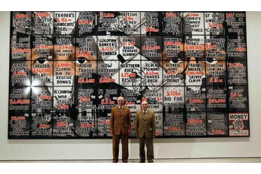 Les géniaux Gilbert &amp; George, l&#039;Italien Gilbert Proesch et l&#039;Anglais George Passmore prennent la pose devant une photo de leur nouvelle exposition, &quot;London Pictures&quot;, à la galerie White Cube à Londres.