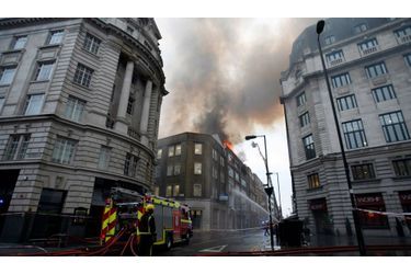 Plus d&#039;une centaine de pompiers étaient mobilisés jeudi pour combattre les flammes dans un immeuble abritant un restaurant et des bureaux dans le centre de Londres. Les pompiers de Londres ont confirmé que des soldats du feu avaient été envoyés sur Tabernacle Street. Une épaisse fumée s&#039;élevait au-dessus de la ville.