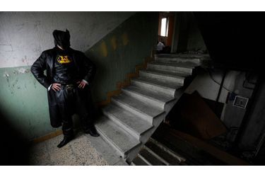 Zoltan Kohari, le Batman slovaque, pose dans le hall de son immeuble à Dunajska Streda. Le jeune homme de 26 ans ne combat pas le crime mais tente de faciliter la vie de ses voisins, qui lui donnent de la nourriture en échange.