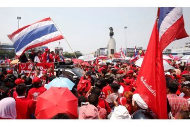 Des milliers d&#039;opposants thaïlandais ont commencé à se rassembler vendredi à Bangkok pour un vaste mouvement de protestation qu&#039;ils comptent organiser ces prochains jours afin de contraindre le gouvernement à convoquer des élections anticipées. Quelque 50 000 membres des forces de l&#039;ordre sont mobilisés pour assurer la surveillance de la capitale. Les partisans de l&#039;ex-Premier ministre Thaksin Shinawatra rassemblés sous la bannière du Front uni pour la démocratie contre la dictature (UDD) se sont regroupés dans cinq secteurs de la ville au son de discours scandés par haut-parleur. D&#039;autres manifestants sont attendus au cours du week-end, plusieurs centaines de milliers dimanche.
