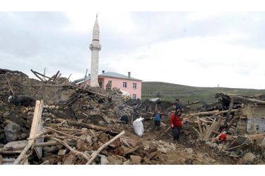 Dans la nuit de dimanche à lundi, la partie asiatique de la Turquie a été secouée par un tremblement de terre de magnitude 6, donnant lieu à la destruction de plusieurs maisons. 