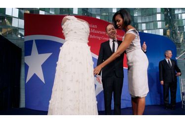 La First Lady des Etats-Unis, Michelle Obama, a offert la robe de bal qu&#039;elle avait porté lors de la soirée d&#039;investiture présidentielle le 20 janvier 2009 au fameux Musée de l&#039;Histoire américaine. Elle a déclaré avec humour qu&#039;elle avait eu très froid ce jour-là...