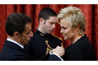Muriel Robin recevant la Légion d&#039;honneur, mercredi à Paris des mains de Nicolas Sarkozy. Le président de la République a salué le &quot;talent&quot; de l&#039;humoriste qu&#039;il a qualifié de &quot;populaire sans être populiste&quot;, qui amène &quot;à réfléchir, sans jamais donner de leçons&quot;.&quot;On a envie de vous admirer, de vous protéger. La République s&#039;honore en distinguant quelqu&#039;un qui est à ce point humain&quot;, a-t-il ajouté.