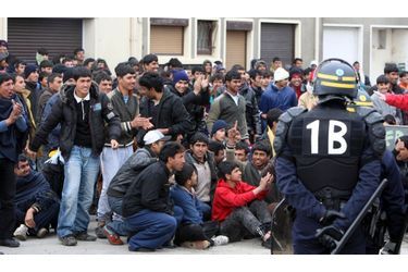 Les 200 migrants interpellés hier à Calais, ont été quasiment tous libérés, révèle La Voix du Nord. Neuf afghans sont toujours en garde à vue &quot;pour des vérifications techniques (portables, répertoires...), mais cela ne veut pas forcément dire qu&#039;ils seront présentés au parquet&quot;, a indiqué le procureur de Boulogne-sur-Mer. Hier, près de 500 policiers et gendarmes avaient été mobilisés au point de passage de Calais, où des centaines de clandestins cherchent à traverser la Manche pour atteindre la Grande-Bretagne.