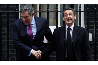 Nicolas Sarkozy est arrivé vendredi en fin de matinée à Londres pour un déjeuner de travail avec Gordon Brown afin de préparer le Conseil européen des 25 et 26 mars, selon l&#039;Élysée. La prochaine réunion des dirigeants européens portera en particulier sur la stratégie de croissance de l&#039;UE à l&#039;horizon 2020 et sur l&#039;après-sommet de Copenhague sur le climat. Après son déjeuner avec le Premier ministre britannique, Nicolas Sarkozy doit rencontrer brièvement David Cameron, le chef de l&#039;opposition conservatrice au coude-à-coude avec les travaillistes pour les prochaines élections générales britanniques, au printemps.