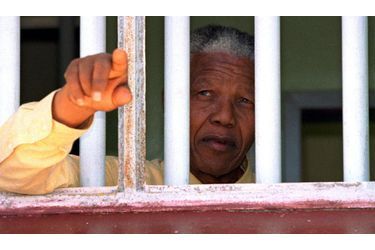 <br />
En février 1994, deux mois avant d'être  élu président de la République d'Afrique du Sud, Nelson Mandela retourne dans la minuscule cellule de l'île-prison de Robben Island  où il a passé dix-huit ans. Prisonnier de « classe D », la plus basse, aux travaux forcés, il piocha dans  les carrières de chaux pendant sept ans, avant d'être employé au ramassage du guano. 