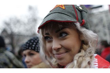 Une jeune femme manifeste en Russie. Accompagnée de centaines d’autres opposants, elle prône des élections justes, quelques heures après la victoire de Vladimir Poutine à la présidentielle.