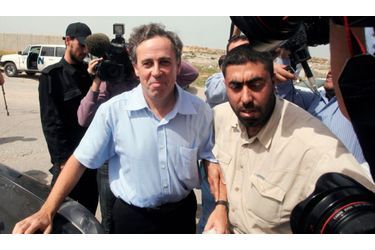 Le journaliste britannique Paul Martin se promène avec un membre des forces de sécurité après qu&#039;il ait été libéré à Gaza par les dirigeants islamistes du Hamas de la bande de Gaza, près de quatre semaines après son arrestation, sur simple soupçon d&#039;espionnage au profit Israël. 