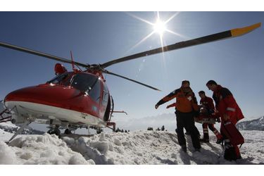 La mauvaise qualité de la neige a entraîné un surcroît d&#039;accidents dans les Alpes suisses ces derniers jours. Ici, les secours évacuent un blessé à Flims.