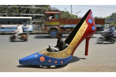 Le designer indien Sudhakar Yadav a réalisé une série de créations en vue de la journée de la femme, dont cette voiture-talon qui peut atteindre les 45 km/h.