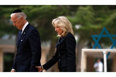 Le vice-président américain, Joe Biden et sa femme, Jill, marchent ensemble au cimetière militaire du mont Herzl à Jérusalem. Biden a confirmé, mardi, l&#039;engagement de Washington pour la sécurité d&#039;Israël, en empêchant l&#039;Iran de produire des armes nucléaires.