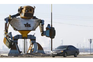 Ce robot géant, construit à partir d&#039;épaves de voiture, est situé à l&#039;extérieur de la ville de Yuzhny, en Ukraine