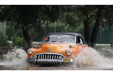 Un vieux taxi de 1950 parcourt une rue inondée de La Havane après une tempête dans la ville le 4 mars dernier.