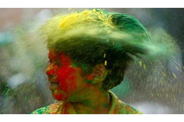 Un enfant secoue sa tête recouverte de poudre de couleurs, lors des célébrations de Holi, le festival des couleurs, dans le nord de l&#039;Inde. 