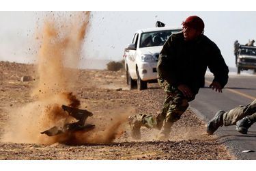 <br />
Des combattants rebelles, au cours d’intenses bombardements perpétrés par les forces fidèles au dirigeant libyen Mouammar Kadhafi, à proximité de Bin Jawad. 