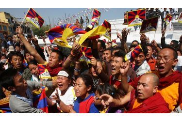 Lors d&#039;une manifestation à Katmandou marquant le 51ème anniversaire du soulèvement tibétain, des manifestants ont protesté contre l&#039;occupation chinoise. Dans un discours qu&#039;il prononcera ce mercredi, le dalaï-lama devrait appeler les responsables politiques chinois à visiter les communautés tibétaines en éxil. 