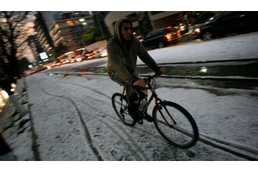 Un homme circule à vélo sur les rails recouverts de neige à Mexico.