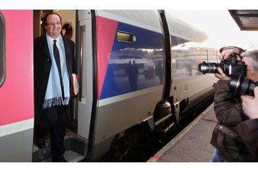 François Hollande arrivant en TGV à Nantes, pour un meeting deux jours avant le premier tour des élections régionales. L&#039;ancien secrétaire du Partis socialiste est venu soutenir la tête de liste PS (et majorité sortante), Jean-Marc Ayrault.