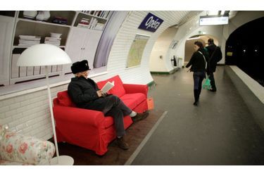 Cette photo n&#039;est pas truquée : des canapés sont installés dans quelques grandes stations de métro parisiennes, comme ici à Opéra ou à Champs-Elysées Clémenceau. Une grande enseigne d&#039;ameublement suédoise a en effet frappé fort en innovant avec cette opération marketing d&#039;un nouveau genre. Durant 15 jours, les usagers du métropolitain pourront ainsi profiter d&#039;un confort insolite !