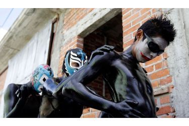 Lors d&#039;une manifestation cultuelle, des jeunes hommes, appelés &quot;los pintados&quot;, se couvrent d&#039;huile et de cendre avant de courir à travers les rues du village de San Nicolas, au Mexique. 