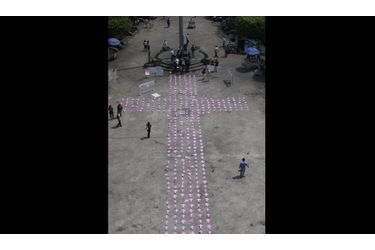 A l’occasion de la 100ème Journée mondiale de la femme, des croix de papier ont été disposées par des militants à Cuernavaca (Mexique), en hommage aux femmes victimes du crime organisé.