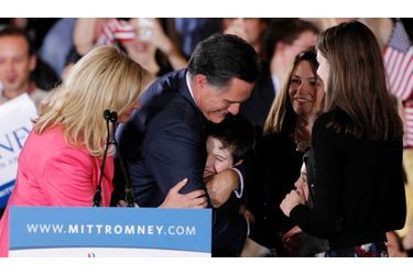 Le candidat Mitt Romney embrasse sa famille devant ses partisans à Boston, dans le Massachusetts. L’ancien gouverneur s&#039;est imposé au total dans six Etats, dont les primaires test de l&#039;Ohio, ce qui lui permet de rester largement en tête de la course à l&#039;investiture républicaine en vue de l&#039;élection présidentielle de novembre.          