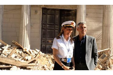 George Clooney -qui pose ici avec une policière romaine- a visité hier l&#039;Aquila et ses ruines avec l&#039;acteur Bill Muray. Ce dernier a annoncé qu&#039;il avait l&#039;intention de réaliser un long métrage dans cette cité qui a été touchée par un séisme en avril dernier, faisant près de 300 morts. Le tournage devrait débuter en septembre.