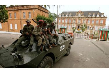 La situation était paradoxalement calme mardi matin à Madagascar, alors que les locaux présidentiels ont été investis par les militaires la veille. Le président malgache Marc Ravalomanana est toujours dans son palais d&#039;Iavoloha à Antananarivo, et a jugé &quot;disproportionnée&quot; l&#039;intervention des militaires. Il est déterminé à lutter jusqu&#039;au bout et a discuté d&#039;un éventuel soutien militaire avec les Nations unies et les Etats d&#039;Afrique australe. 
