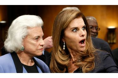 Maria Owings Shriver, épouse du gouverneur de Californie d&#039;Arnold Schwarzenegger, est visiblement très surprise de l’arrivée de son frère, venu l’écouter faire un discours sur la maladie d’alzheimer. Elle figure ici aux côtés de Sandra Day O&#039;Connor, ex- juge à la Cour suprême des Etats-Unis.