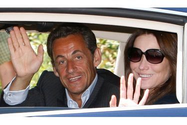Le président Nicolas Sarkozy et son épouse Carla sont acclamés par la foule à leur arrivée à Cavalière (Var), où se situe la maison familiale du Cap Nègre de la First lady. Ils y séjournerons trois semaines.