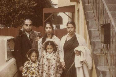 Kamala Harris, sa soeur Maya, leur mère Shyamala Gopalan et leurs grands-parents maternels, P.V. et Rajam Gopalan.