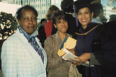 Kamala Harris, jeune diplômée en droit en 1989, avec sa mère Shyamala Gopalan et une de sa maîtresse de CP Frances Wilson.