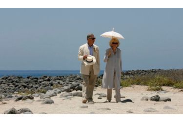 Le Prince Charles et son épouse Camilla sont arrivés dimanche aux îles Galapagos (Equateur) dans le cadre d&#039;une tournée en Amérique du sud qui les a également conduits au Chili et au Brésil. Ils ont visité les installations du Parc national de l’archipel inscrit au patrimoine naturel de l&#039;Humanité par l&#039;Unesco, dont il a été nommé garde. Ils se sont ensuite rendus à la station scientifique Charles Darwin à Puerto Ayora, capitale de l&#039;île de Santa Cruz, dans le cadre des commémorations célébrant le 200e anniversaire de la naissance du naturaliste. Pour l’anecdote, l&#039;héritier de la couronne britannique a par ailleurs baptisé &quot;Williams&quot; un bébé tortue du Centre d&#039;élevage des tortues géantes des Galapagos en captivité.