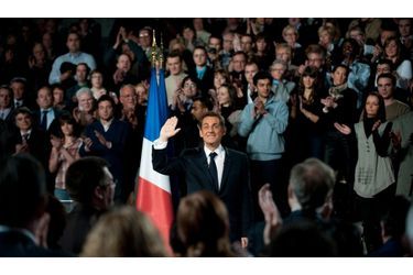 Nicolas Sarkozy a tenu un discours sur la crise mardi soir à Saint-Quentin, dans l’Aisne. Le chef de l’Etat n’a pour l’heure annoncé aucune nouvelle mesure mais assuré que &quot;si la situation devait se dégrader encore, nous ferions davantage&quot;. Il a par ailleurs déclaré qu&#039;il poursuivrait les réformes et qu&#039;il n&#039;avait aucune intention d&#039;augmenter les impôts. Le PS a déploré le refus de Nicolas Sarkozy d&#039;abandonner les allégements fiscaux pour les contribuables les plus riches, et réitèré sa demande de &quot;mesures sociales&quot; pour compléter le plan de relance.