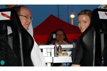 Le Prince Albert II de Monaco et sa fiancée Charlene Wittstock prennent place autour d&#039;une table, qui sera ensuite soulevée par une grue au dessus du port de Monaco, à l&#039;occasion du &quot;Dîner dans le ciel&quot; organisé le 12 juillet 2010 dans la Principauté.